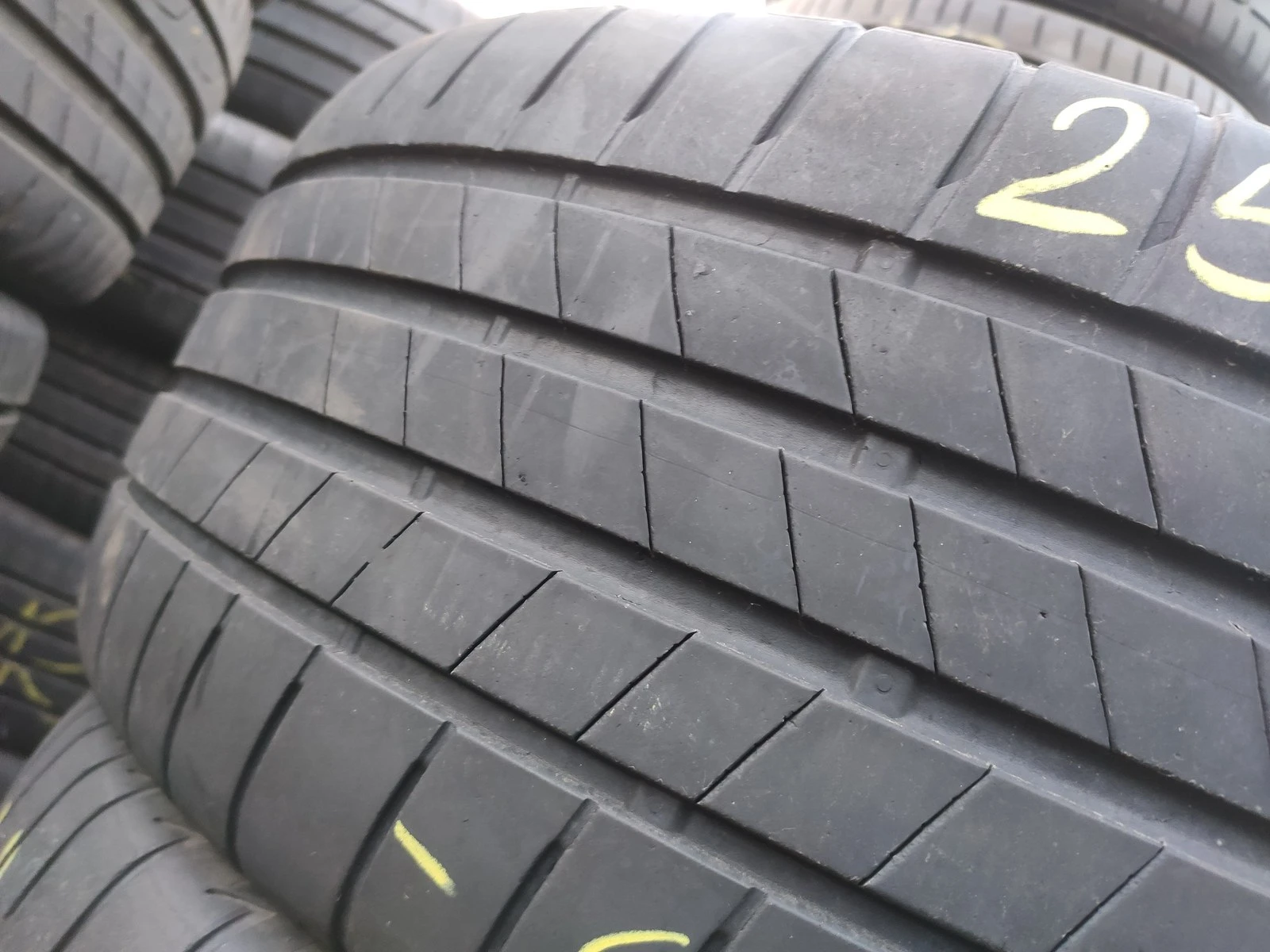 Гуми Летни 255/45R18, снимка 4 - Гуми и джанти - 56664471