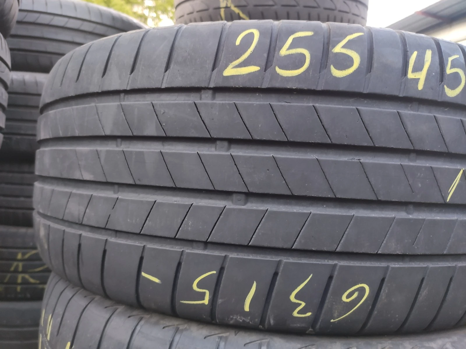 Гуми Летни 255/45R18, снимка 2 - Гуми и джанти - 56664471