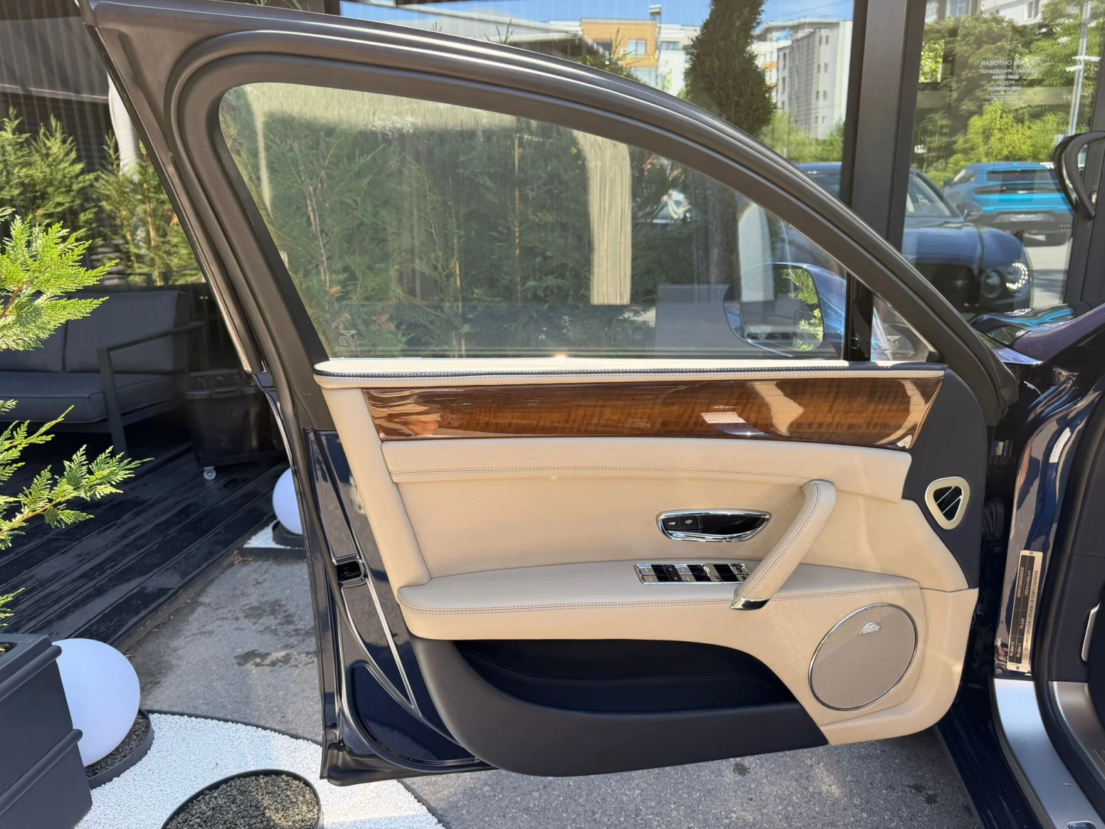Bentley Flying Spur W12/NAIM SOUND/MASSAGE, снимка 10 - Автомобили и джипове - 54940081