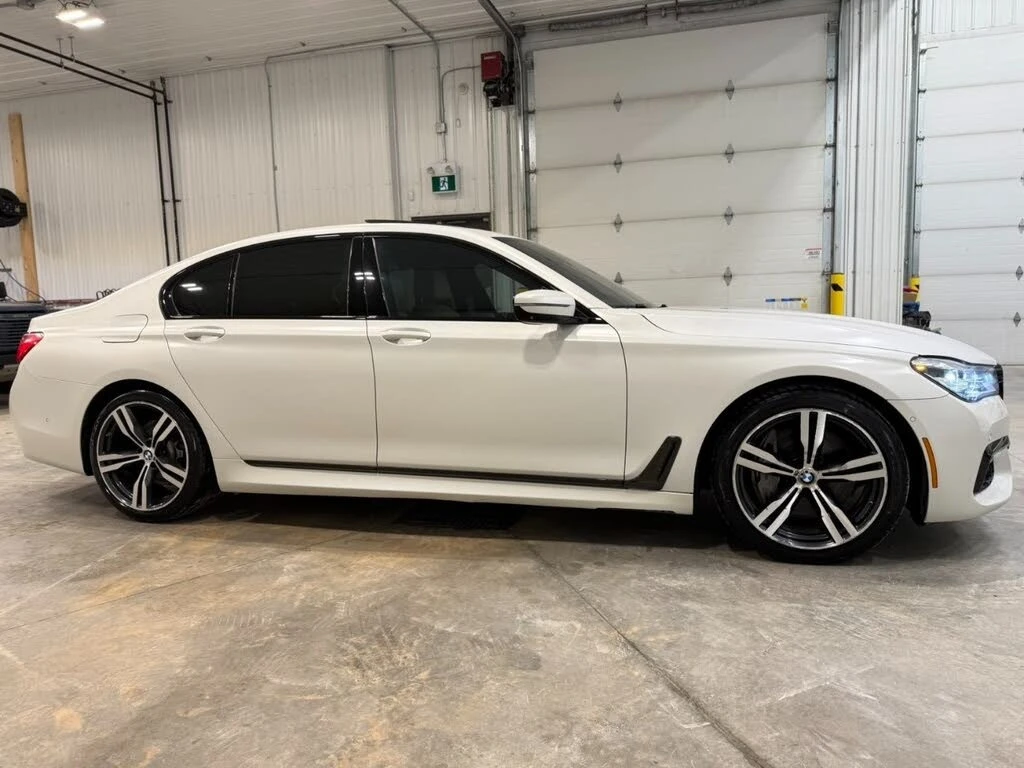 BMW 750 xDrive ShadowLine* Масаж* Harman* 360* Ambient* , снимка 8 - Автомобили и джипове - 56332773