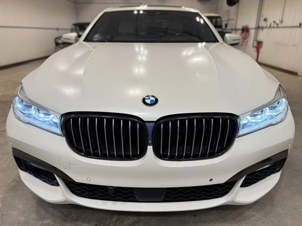 BMW 750 xDrive ShadowLine* Масаж* Harman* 360* Ambient* , снимка 2 - Автомобили и джипове - 56332773