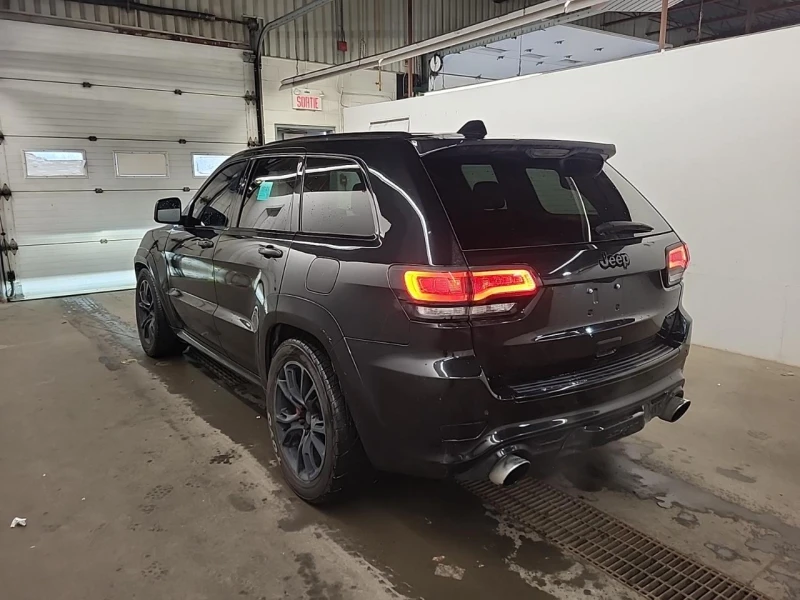 Jeep Grand cherokee SRT 6.4* Обдух* Distronic* Пано* Подгрев* H&K, снимка 4 - Автомобили и джипове - 52552188