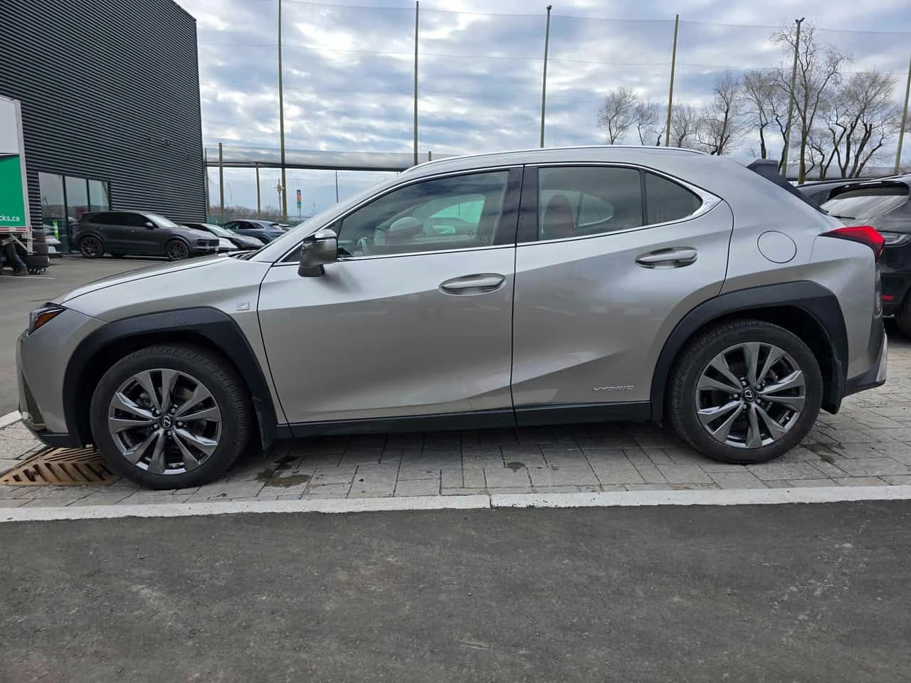 Lexus UX 250h | ЧЕРВЕН САЛОН | ДВА КЛЮЧА | ШИБЕДАХ | CARFAX | , снимка 2 - Автомобили и джипове - 54443198