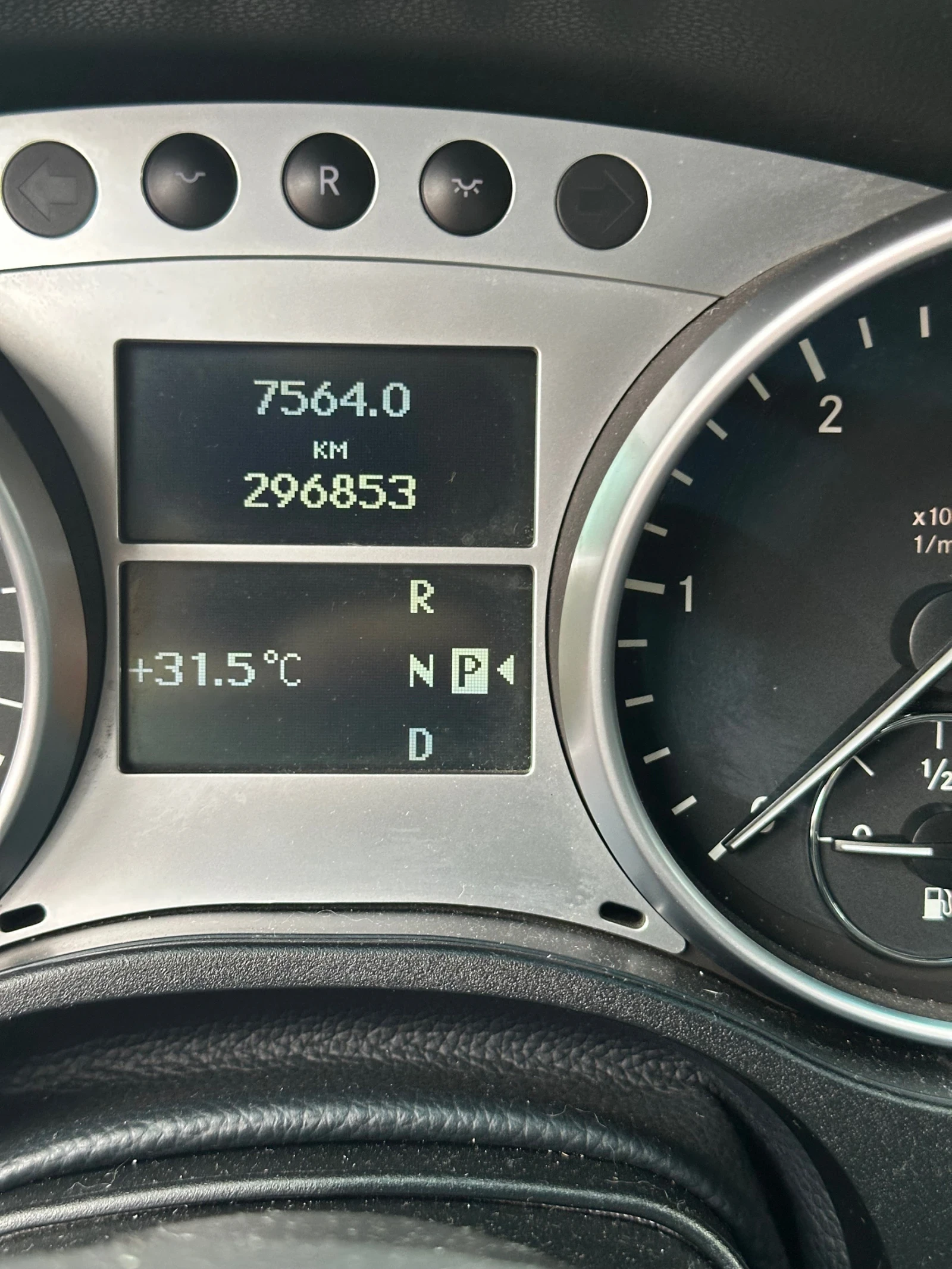 Mercedes-Benz ML 320, снимка 8 - Автомобили и джипове - 56425674