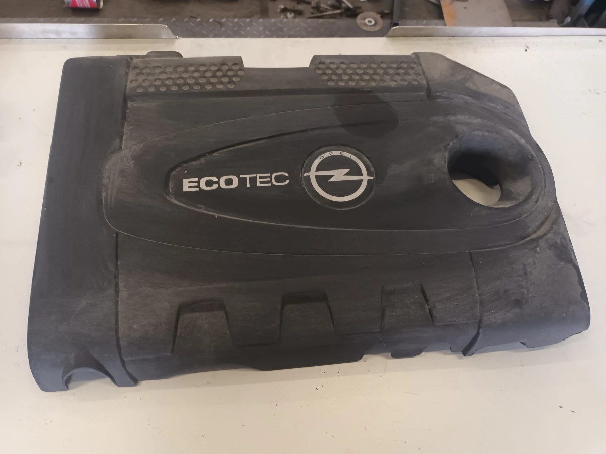 капак двигател декоративен Опел Инсигния 2.0д (д)