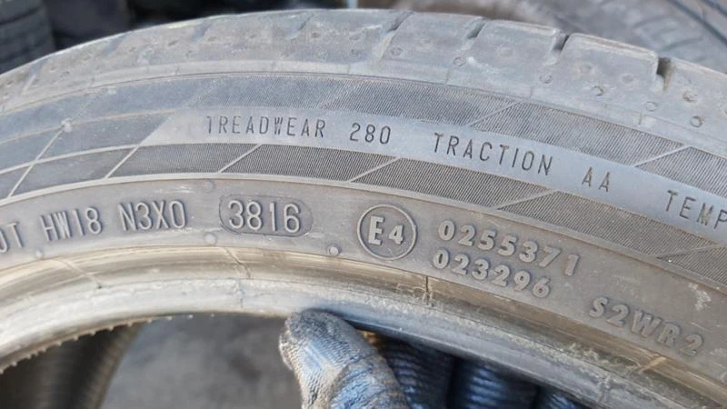 Гуми Летни 235/40R19, снимка 6 - Гуми и джанти - 28561467