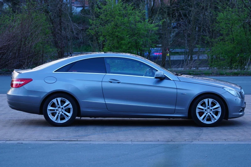 Mercedes-Benz E 220, снимка 1 - Автомобили и джипове - 46852364