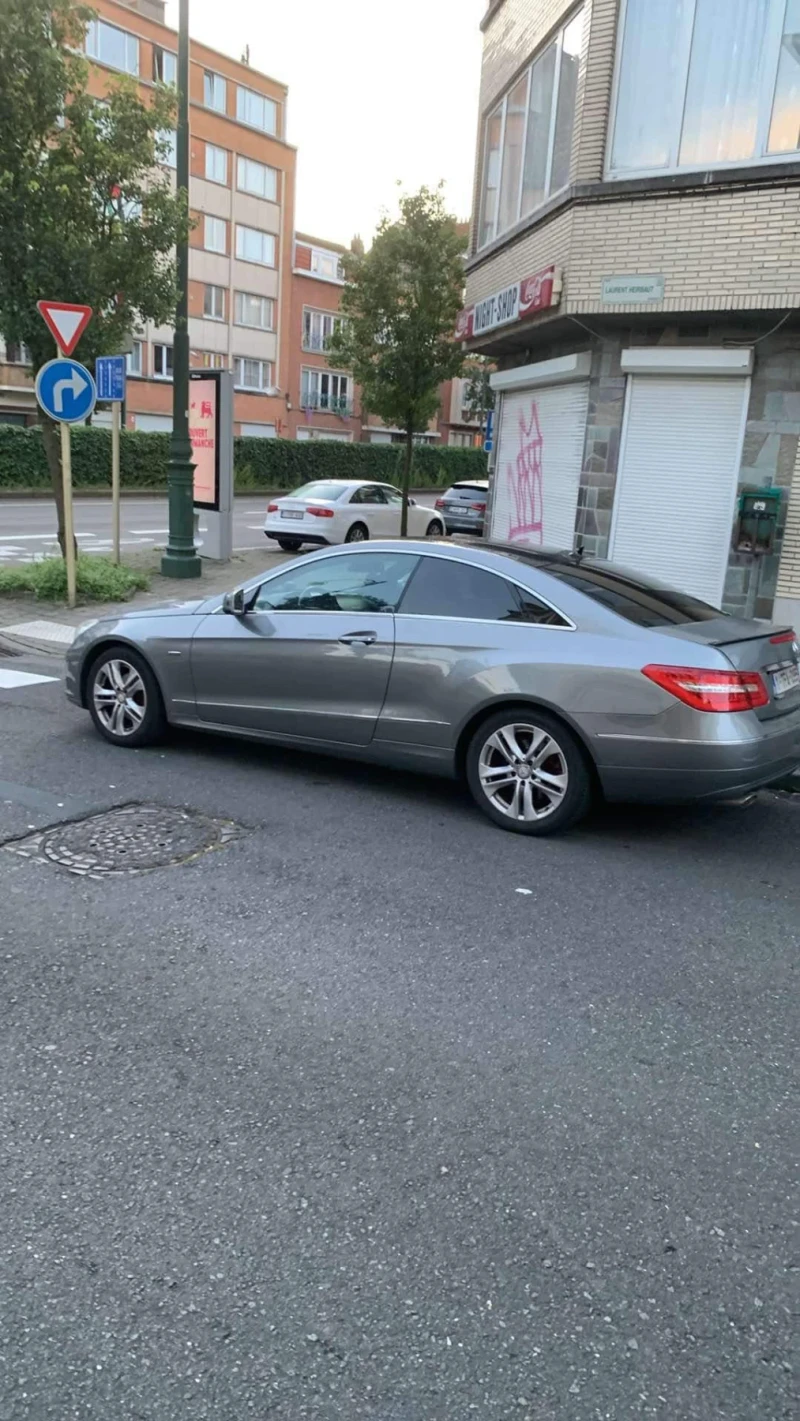 Mercedes-Benz E 220, снимка 14 - Автомобили и джипове - 46852364