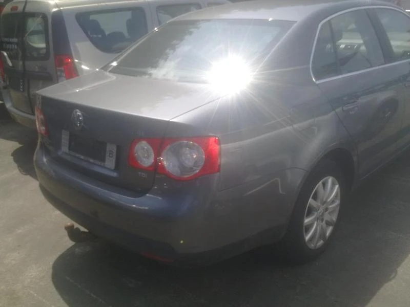 VW Jetta 1.9 TDi, снимка 4 - Автомобили и джипове - 48320115