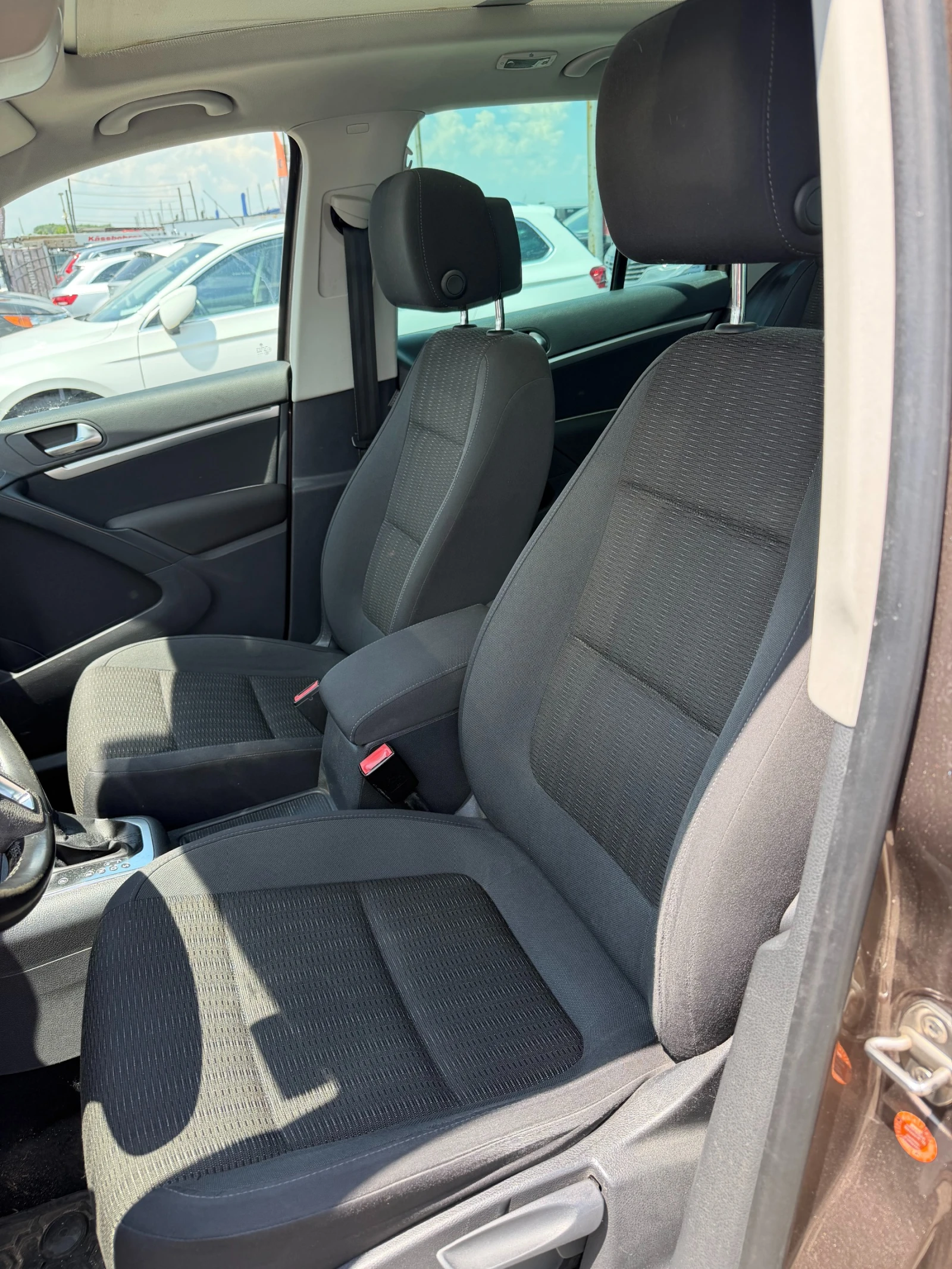 VW Tiguan 2.0TDI 4MOTION/AVTOMAT/NAVI/PANORAMA EURO 5, снимка 12 - Автомобили и джипове - 55101700