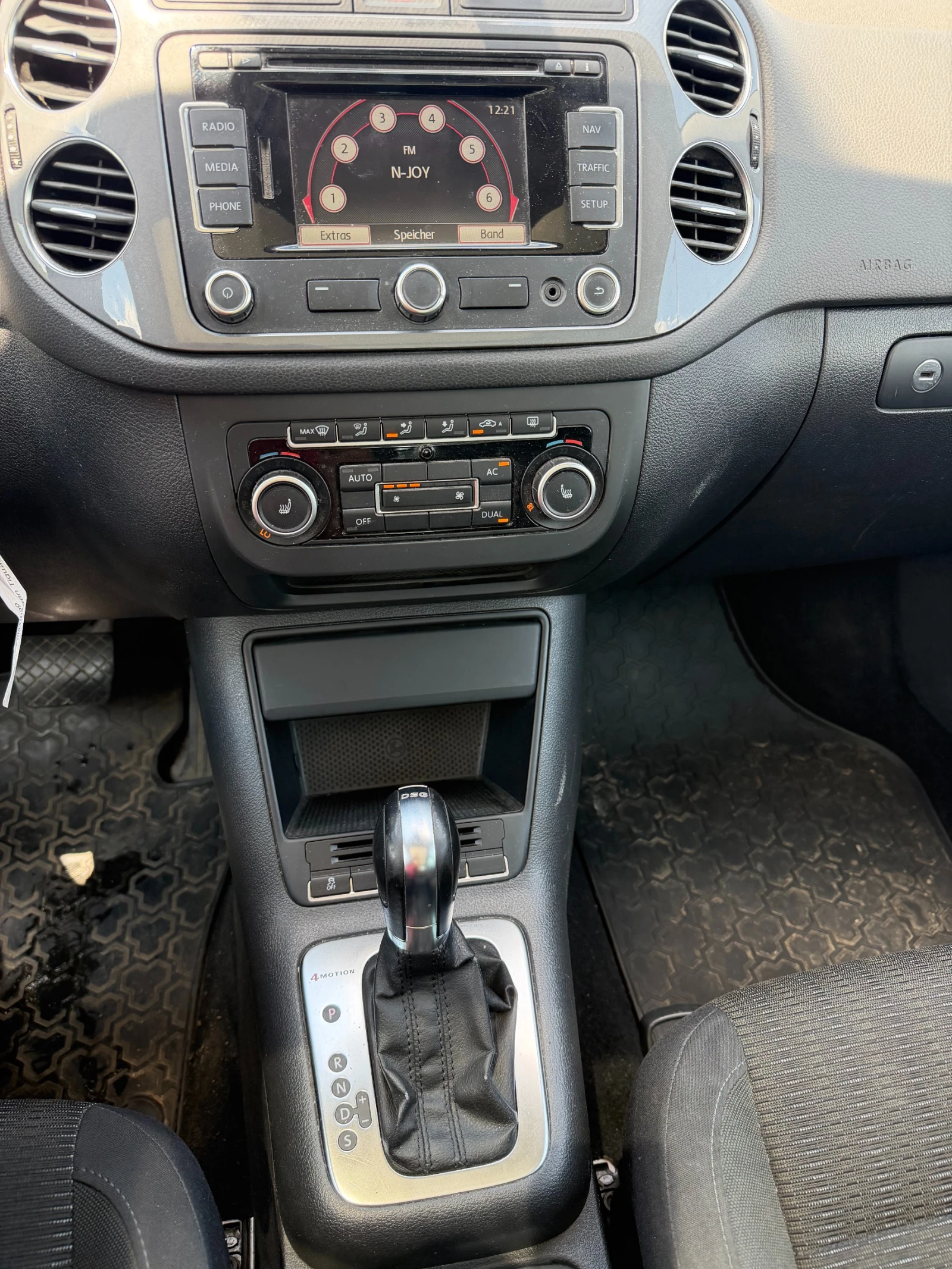 VW Tiguan 2.0TDI 4MOTION/AVTOMAT/NAVI/PANORAMA EURO 5, снимка 15 - Автомобили и джипове - 55101700