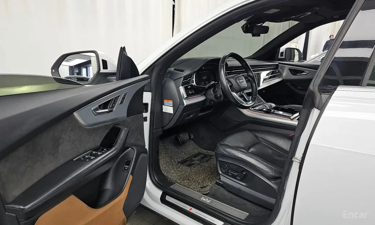 Audi Q8 / 45 TDI / ОБДУХВАНЕ / 360 / ПАНОРАМА / ХЕД-ЪП, снимка 10 - Автомобили и джипове - 56099351