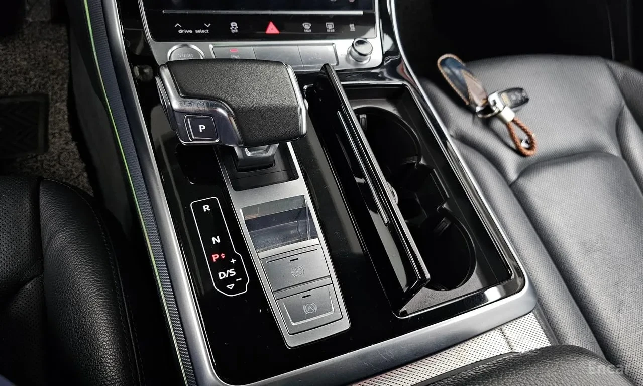 Audi Q8 / 45 TDI / ОБДУХВАНЕ / 360 / ПАНОРАМА / ХЕД-ЪП, снимка 9 - Автомобили и джипове - 56099351