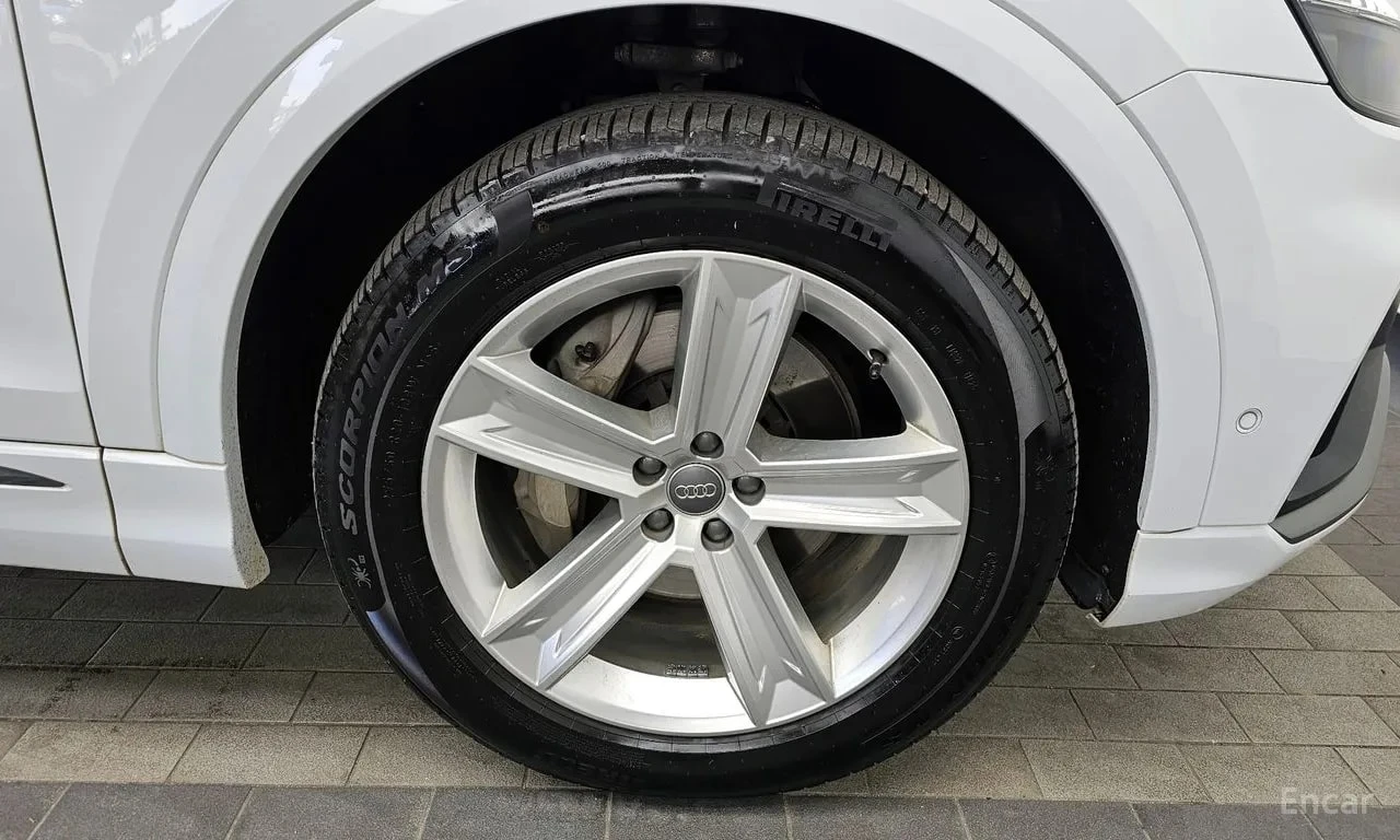 Audi Q8 / 45 TDI / ОБДУХВАНЕ / 360 / ПАНОРАМА / ХЕД-ЪП, снимка 5 - Автомобили и джипове - 56099351