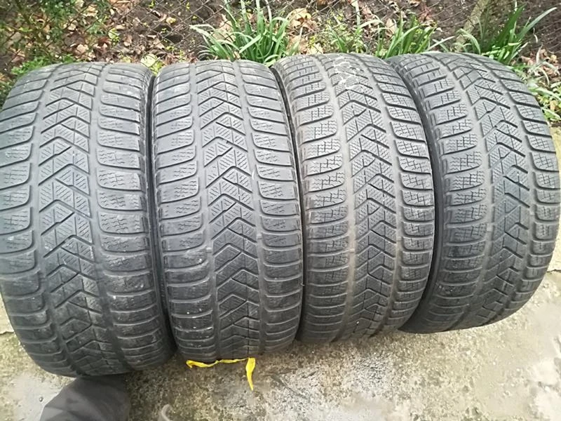 Гуми Зимни 245/45R18, снимка 1 - Гуми и джанти - 23635922