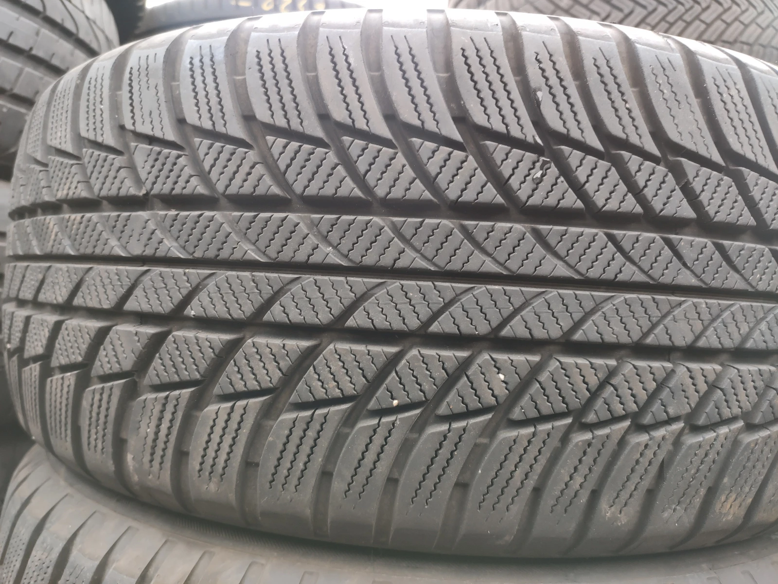 Гуми Зимни 225/50R17, снимка 3 - Гуми и джанти - 54986401