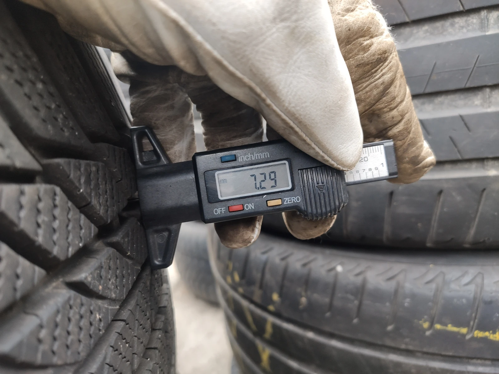 Гуми Зимни 225/50R17, снимка 5 - Гуми и джанти - 54986401