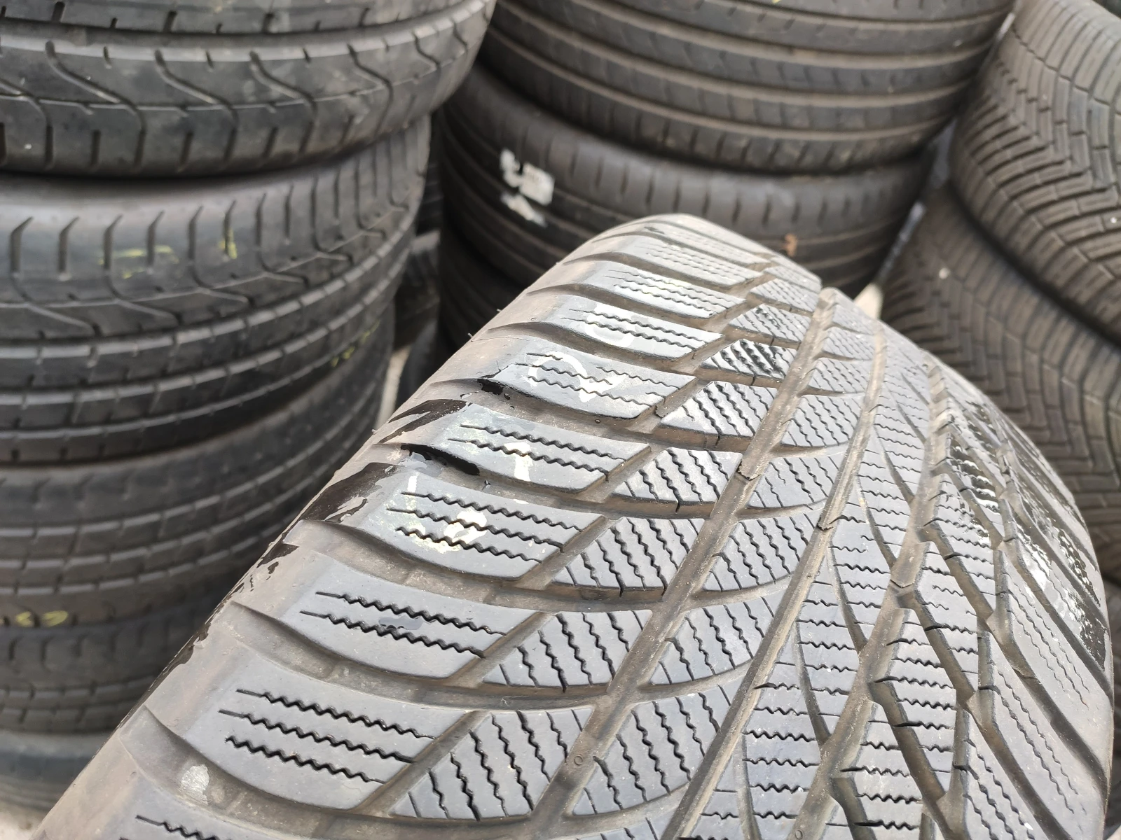 Гуми Зимни 225/50R17, снимка 10 - Гуми и джанти - 54986401