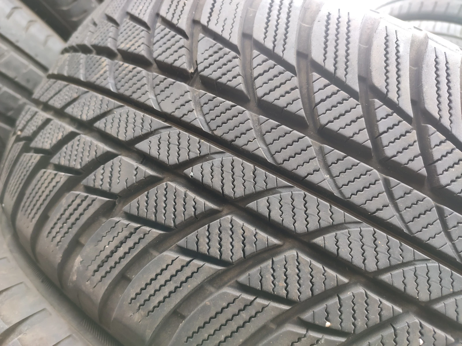 Гуми Зимни 225/50R17, снимка 2 - Гуми и джанти - 54986401