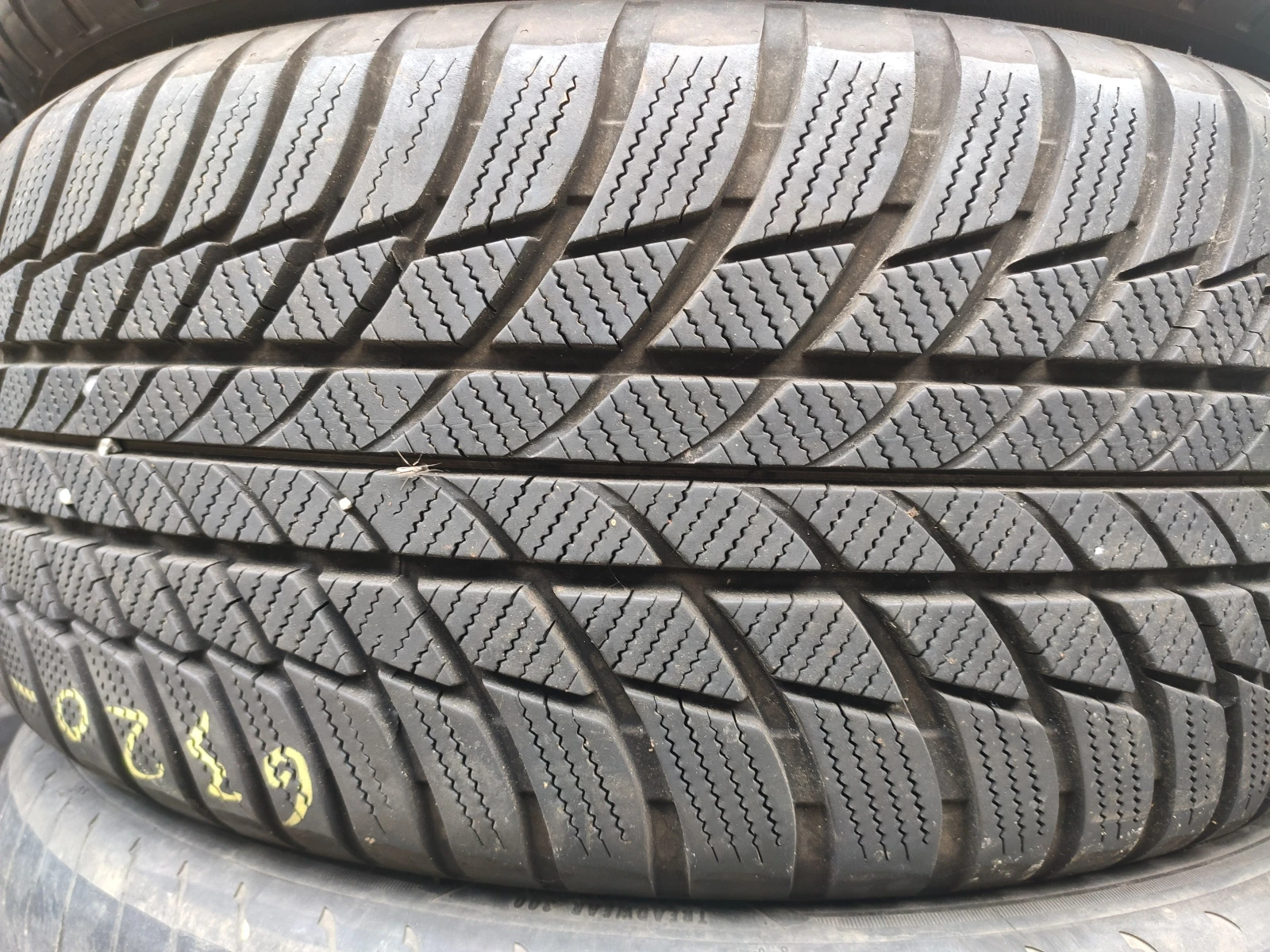 Гуми Зимни 225/50R17, снимка 4 - Гуми и джанти - 54986401